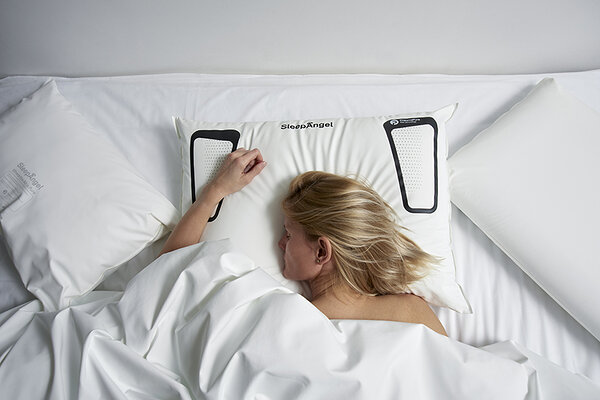 Performance microfiber pillow with person 202011 22_s_block